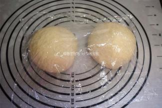 平均分成两份，分别揉圆，盖上保鲜膜，松弛20分钟。
