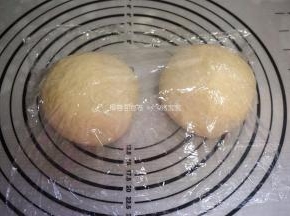 平均分成两份，分别揉圆，盖上保鲜膜，松弛20分钟。