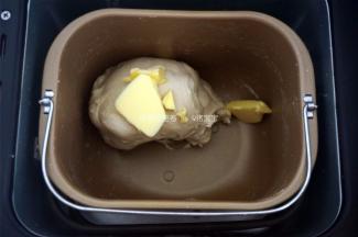 将高筋粉300克、细砂糖25克、奶粉15克、酵母4克、盐3克、全蛋液15克、清水180克，按照先液体后固体的顺序放入面包机，启动揉面程序。本次使用的是柏翠PE8500W面包机的IMix程序。揉至程序结束，放入20克黄油。