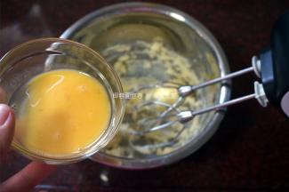 制作椰蓉馅料：25克黄油软化后加入25克糖粉，搅打均匀。分3次加入25克全蛋液，搅打至完全融合。