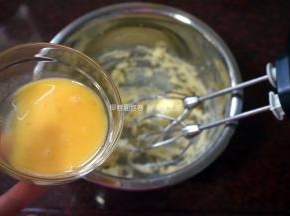 制作椰蓉馅料：25克黄油软化后加入25克糖粉，搅打均匀。分3次加入25克全蛋液，搅打至完全融合。
