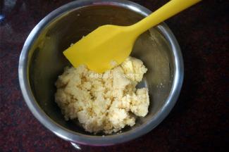 将50克椰蓉加入到步骤6中，拌均匀即成椰蓉馅，放置一旁备用。