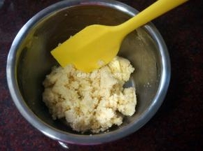 将50克椰蓉加入到步骤6中，拌均匀即成椰蓉馅，放置一旁备用。