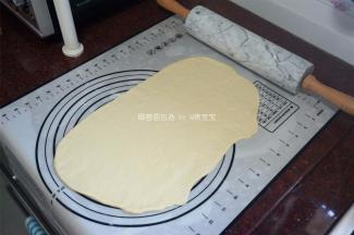 面团松弛好后，擀开成长约25厘米，宽15厘米的长方形。