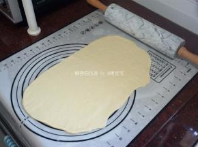 面团松弛好后，擀开成长约25厘米，宽15厘米的长方形。