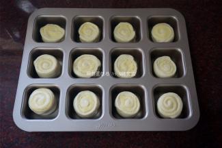 切面朝上，放入模具。