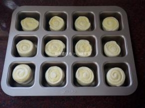 切面朝上，放入模具。