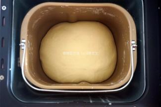 取出搅拌刀，面团揉圆后放入面包机，使用酸奶发酵程序发酵至面团两倍大，约1.5小时。