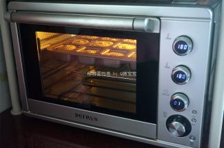 烤箱上下火180度预热5分钟后，放入中层，烘烤20分钟至表面金黄，香气四溢出炉。