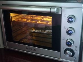 烤箱上下火180度预热5分钟后，放入中层，烘烤20分钟至表面金黄，香气四溢出炉。