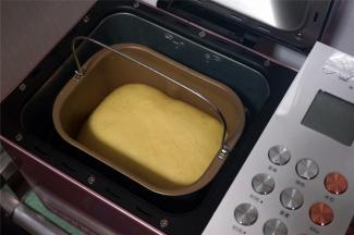 盖上保鲜膜，启动酸奶发酵程序，将面团发酵至两倍大。