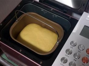 盖上保鲜膜，启动酸奶发酵程序，将面团发酵至两倍大。