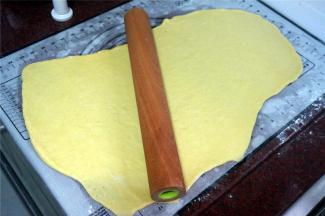 取出发酵好的面团，排气。