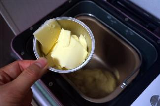 黄油除外，将主料中的食材放入面包桶里，启动揉面程序揉面20分钟，然后放入黄油，再次揉面15分钟至扩展阶段。