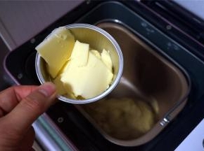 黄油除外，将主料中的食材放入面包桶里，启动揉面程序揉面20分钟，然后放入黄油，再次揉面15分钟至扩展阶段。
