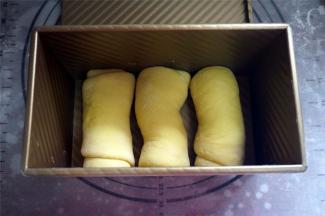 放入450克的波纹不粘土司盒中。