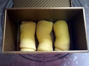 放入450克的波纹不粘土司盒中。