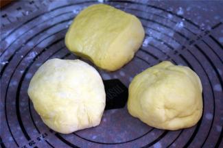 分成3等份，盖上保鲜膜，松弛15分钟。