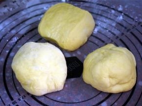 分成3等份，盖上保鲜膜，松弛15分钟。