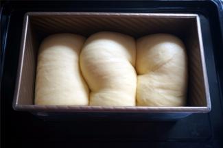 盖上保鲜膜，放入烤箱，启动发酵程序，发至8分满时取出，去掉保鲜膜，盖上盖子。