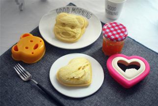 将土司切片后，夹上苹果酱，用模具印出即可。