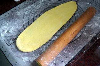 分别擀开成长舌状，卷起。