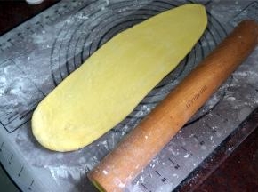 分别擀开成长舌状，卷起。