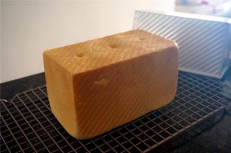 放入预热好的烤箱中下层，上火190度，下火200度，烤35~40分钟，出炉立即脱模，用保鲜袋装着，冷却。