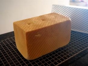 放入预热好的烤箱中下层，上火190度，下火200度，烤35~40分钟，出炉立即脱模，用保鲜袋装着，冷却。