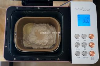 将除黄油外的食材按照先液体后固体的顺序放入面包机。