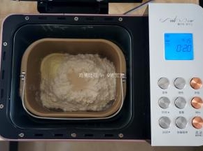 将除黄油外的食材按照先液体后固体的顺序放入面包机。
