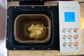启动一个IMix揉面程序后，加入黄油面，再启动一次IMix程序，揉面30分钟。