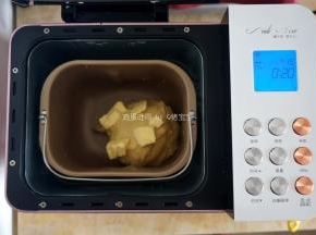 启动一个IMix揉面程序后，加入黄油面，再启动一次IMix程序，揉面30分钟。