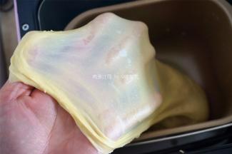 将面团揉至可以拉出大片薄膜。