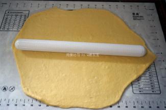 取出，排气，平均分成3等份，揉圆。