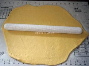 取出，排气，平均分成3等份，揉圆。