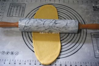 擀成和模具等宽的长条。