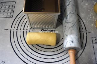 卷起，放入450克的吐司模具中。