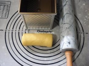 卷起，放入450克的吐司模具中。