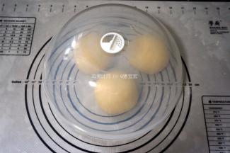 盖上保鲜膜或盖子，静置松弛15分钟。