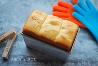 盖上盖子或保鲜膜，放入温暖处发酵至八九分满时，烤箱预热180度，放在倒数第一层，180度烤30~40分钟。