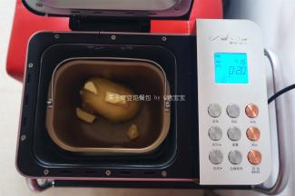 第一次揉面结束后，加入黄油，再次启动IMix程序揉面，时间30分钟。