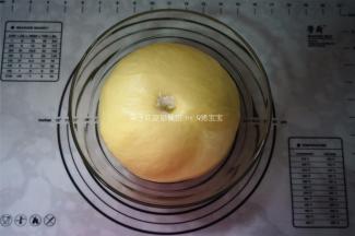 面团放温暖处发酵至两倍大。