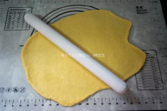 发酵完毕后，擀开排气。