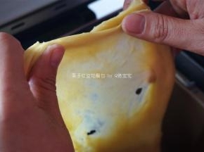 检查面团扩展情况，能拉出薄膜即可，不要求是漂亮的手套膜。