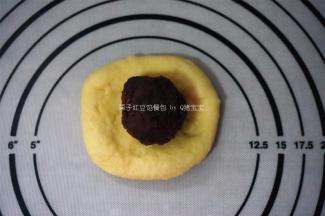 面团松弛完毕后，裹入馅料。