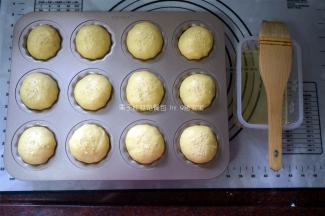 大概发酵40分钟后取出，表面刷上蛋清，撒上白芝麻。烤箱上下火180度预热5分钟后放入中层，烘烤18分钟取出。