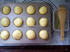 大概发酵40分钟后取出，表面刷上蛋清，撒上白芝麻。烤箱上下火180度预热5分钟后放入中层，烘烤18分钟取出。