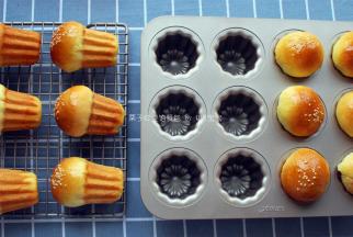 出炉后，在面包表面抹上一层蜂蜜，然后将面包从模具取出，转移到冷却架上冷却。