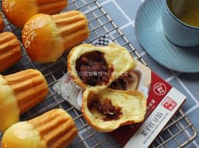 面包柔软，充满蛋黄香味，还有馅料的甜蜜。